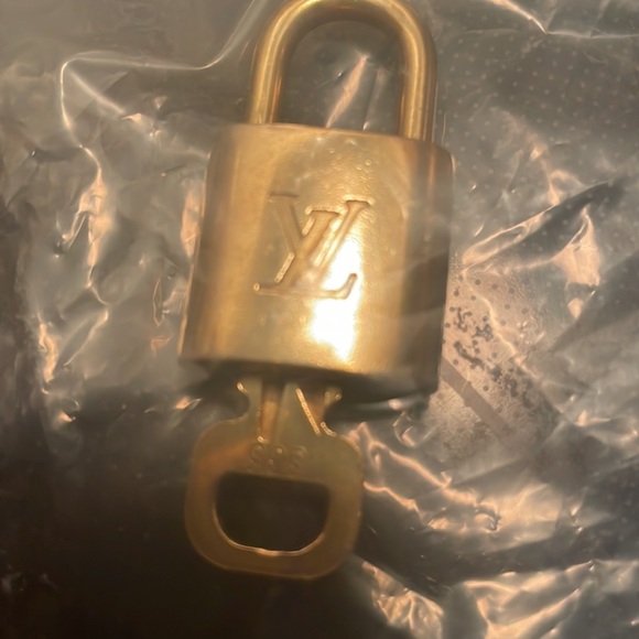 Number 303 authentic Louis Vuitton, padlock and key - Picture 2 of 3